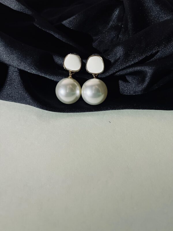 Glow & Bloom white pearl Earrings