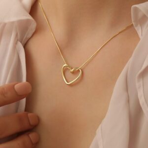 LOVE ME KNOT - 18K Gold Plated Heart Neckpiece