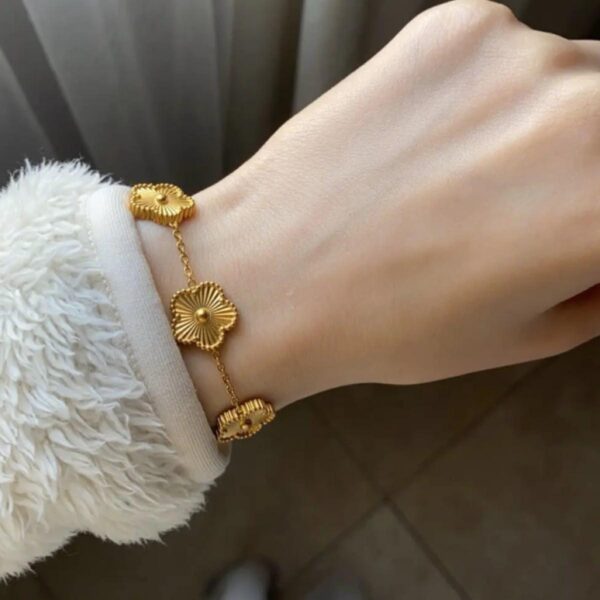 GOLD CLOVER BRACELET - 18K Gold Plated Anti Tarnished Bracelet